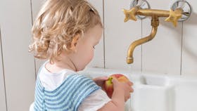 Fin, strikket pigekjole med gamacher