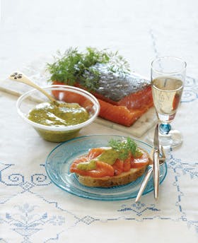 https://imgix.familiejournal.dk/media/websites/familiejournalen-dot-dk/website/2013/juli/uge-29/mad/29-gravet-laks-og-gravlakssauce-280.jpg