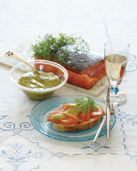 https://imgix.familiejournal.dk/media/websites/familiejournalen-dot-dk/website/2013/juli/uge-29/mad/29-gravet-laks-og-gravlakssauce-280.jpg