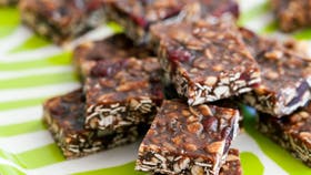 Lækker nøddekage-konfekt med tranebær og kakao