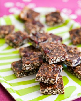 Lækker nøddekage-konfekt med tranebær og kakao