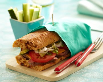 https://imgix.familiejournal.dk/media/websites/familiejournalen-dot-dk/website/2013/juli/uge-29/mad/29-steaksandwich-362.jpg