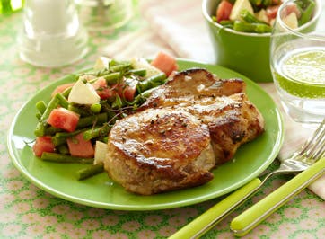 Koteletter med frisk bønnesalat med melon og mozarella