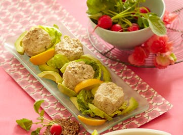 En let tunmousse med avocado 