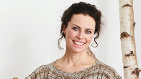 Strikket vest i smukke farver og med fine detaljer