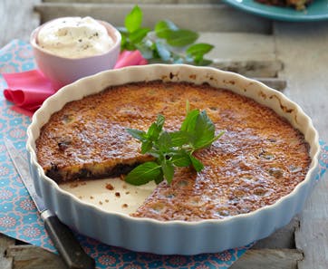 https://imgix.familiejournal.dk/media/websites/familiejournalen-dot-dk/website/2013/juni/uge-23/mad/23-clafoutis-362.jpg