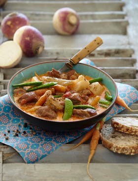 https://imgix.familiejournal.dk/media/websites/familiejournalen-dot-dk/website/2013/juni/uge-23/mad/23-lam-navarin-a-la-printaniere-280.jpg