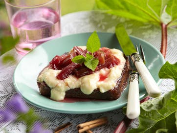https://imgix.familiejournal.dk/media/websites/familiejournalen-dot-dk/website/2013/juni/uge-23/tillaeg-jordbaer-og-rabarber/23-arme-riddere-med-rabarber-og-creme-362.jpg