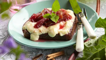 https://imgix.familiejournal.dk/media/websites/familiejournalen-dot-dk/website/2013/juni/uge-23/tillaeg-jordbaer-og-rabarber/23-arme-riddere-med-rabarber-og-creme-362.jpg