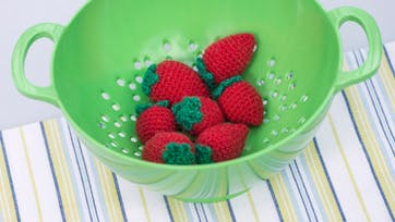 Hækl sjove jordbær til pynt eller til legekøkkenet