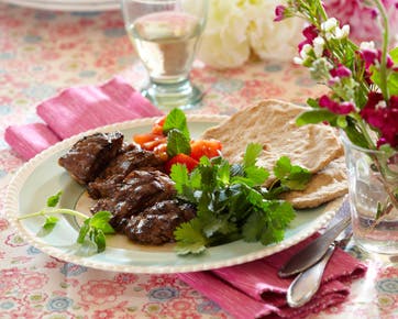 https://imgix.familiejournal.dk/media/websites/familiejournalen-dot-dk/website/2013/juni/uge-24/mad/24-lammekebab-med-fladbroed-362.jpg