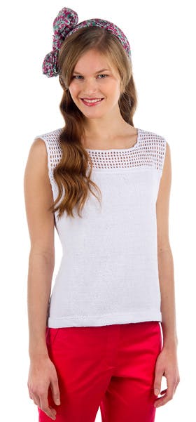 Strik en hvid sommertop med hæklet bærestykke