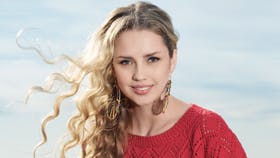 Strikket, rød bluse med hulmønster fra Arne og Carlos