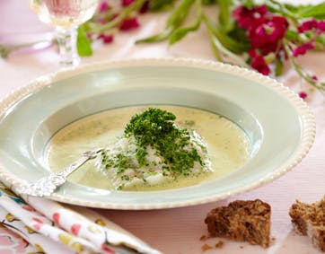 https://imgix.familiejournal.dk/media/websites/familiejournalen-dot-dk/website/2013/juni/uge-25/mad/25-persillesuppe-med-kulmule-362.jpg