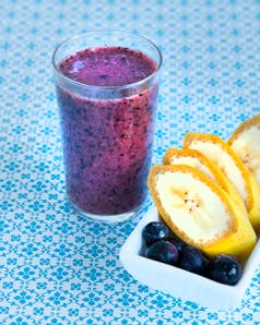 https://imgix.familiejournal.dk/media/websites/familiejournalen-dot-dk/website/2013/juni/uge-25/slank/25-morgenmadssmoothie-med-banan-og-blaabaer-280.jpg