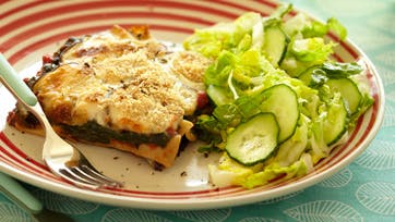 Vegetarisk spinatlasagne med en frisk salat