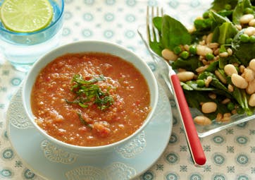 Gazpacho på tomat og hvidløg med spinatsalat