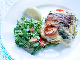 lakselasagne med rejer og spinat
