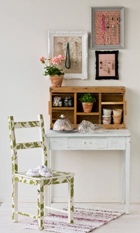 https://imgix.familiejournal.dk/media/websites/familiejournalen-dot-dk/website/2013/maj/uge-19/haandarbejde/19-stol-minireol-og-taeppe-280.jpg