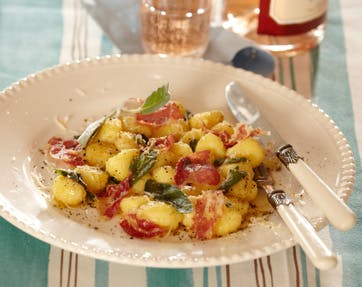 https://imgix.familiejournal.dk/media/websites/familiejournalen-dot-dk/website/2013/maj/uge-19/mad/19-gnocchi-med-salviesmoer-362.jpg