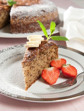 https://imgix.familiejournal.dk/media/websites/familiejournalen-dot-dk/website/2013/maj/uge-19/slank/19-banankage-med-citron-280.jpg