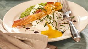 Ærte-pandekager med pocherede æg