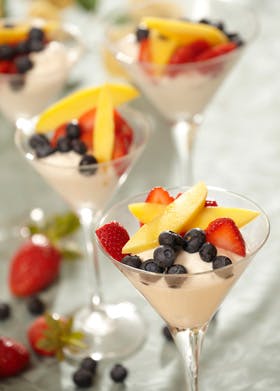 https://imgix.familiejournal.dk/media/websites/familiejournalen-dot-dk/website/2013/maj/uge-20/mad/20-ingefaeryoghurt-med-frugt-og-jasminsirup-280.jpg