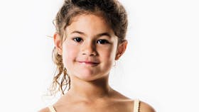 Strikket pigetop med fint mønster