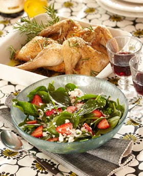 https://imgix.familiejournal.dk/media/websites/familiejournalen-dot-dk/website/2013/maj/uge-21/mad/21-kylling-med-spinatsalat-feta-og-jordbaer-280.jpg