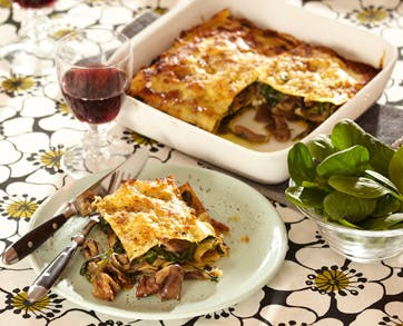 https://imgix.familiejournal.dk/media/websites/familiejournalen-dot-dk/website/2013/maj/uge-21/mad/21-oestershatte-i-spinatlasagne-362.jpg