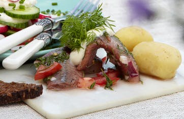 https://imgix.familiejournal.dk/media/websites/familiejournalen-dot-dk/website/2013/maj/uge-21/mad/21-sommersild-med-nye-kartofler-362.jpg