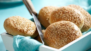 Hjemmelavede burgerboller drysset med sesam