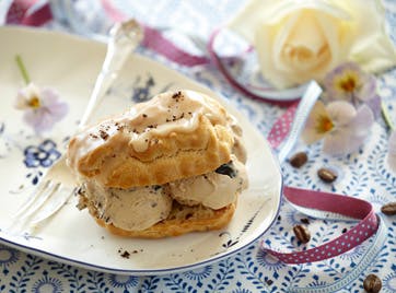 https://imgix.familiejournal.dk/media/websites/familiejournalen-dot-dk/website/2013/maj/uge-22/mad/22-eclair-med-kaffeis-362.jpg