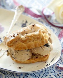 https://imgix.familiejournal.dk/media/websites/familiejournalen-dot-dk/website/2013/maj/uge-22/mad/22-eclair-med-kaffeis-362.jpg