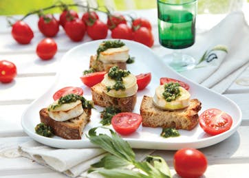 https://imgix.familiejournal.dk/media/websites/familiejournalen-dot-dk/website/2013/maj/uge-22/mad/22-grillet-gedeost-med-loevstikkepesto-362.jpg
