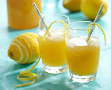 https://imgix.familiejournal.dk/media/websites/familiejournalen-dot-dk/website/2013/maj/uge-22/mad/22-limonade-med-ingefaer-362.jpg