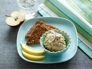 https://imgix.familiejournal.dk/media/websites/familiejournalen-dot-dk/website/2013/maj/uge-22/slank/22-tunsalat-med-broccoli-bladselleri-og-aebler-362.jpg