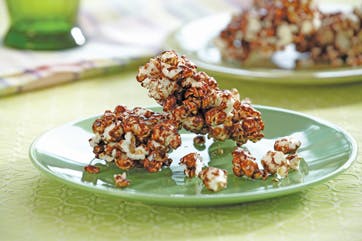 https://imgix.familiejournal.dk/media/websites/familiejournalen-dot-dk/website/2013/marts/uge-10/mad/10-chokokaramelpopcorn-362.jpg