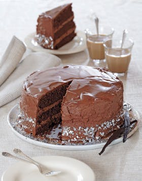 https://imgix.familiejournal.dk/media/websites/familiejournalen-dot-dk/website/2013/marts/uge-10/mad/10-chokoladefoedselsdagskage-280.jpg