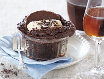 https://imgix.familiejournal.dk/media/websites/familiejournalen-dot-dk/website/2013/marts/uge-10/mad/10-chokoladesouffle-362.jpg
