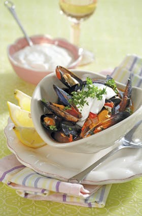 https://imgix.familiejournal.dk/media/websites/familiejournalen-dot-dk/website/2013/marts/uge-10/mad/10-muslingesuppe-280.jpg