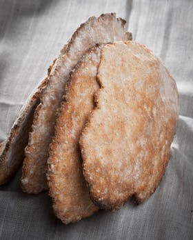 https://imgix.familiejournal.dk/media/websites/familiejournalen-dot-dk/website/2013/marts/uge-10/slank/10-grove-naan-broed-280.jpg