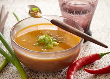 https://imgix.familiejournal.dk/media/websites/familiejournalen-dot-dk/website/2013/marts/uge-11/mad/11-fyldig-karrysuppe-362.jpg