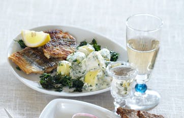 https://imgix.familiejournal.dk/media/websites/familiejournalen-dot-dk/website/2013/marts/uge-11/mad/11-hornfisk-med-kartofler-362.jpg