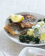 https://imgix.familiejournal.dk/media/websites/familiejournalen-dot-dk/website/2013/marts/uge-11/mad/11-hornfisk-med-kartofler-362.jpg