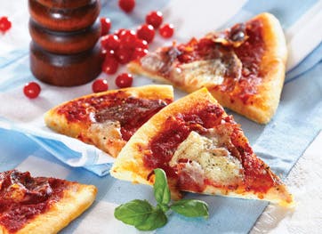 https://imgix.familiejournal.dk/media/websites/familiejournalen-dot-dk/website/2013/marts/uge-11/mad/11-pizza-med-skinke-tomat-og-ost-362.jpg