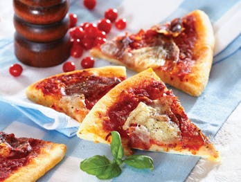 https://imgix.familiejournal.dk/media/websites/familiejournalen-dot-dk/website/2013/marts/uge-11/mad/11-pizza-med-skinke-tomat-og-ost-362.jpg