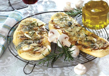 https://imgix.familiejournal.dk/media/websites/familiejournalen-dot-dk/website/2013/marts/uge-11/mad/11-pizza-med-to-slags-ost-og-svampe-362.jpg