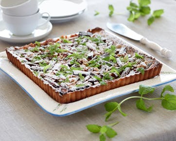 https://imgix.familiejournal.dk/media/websites/familiejournalen-dot-dk/website/2013/marts/uge-11/mad/11-rabarbertaerte-med-marcipan-362.jpg
