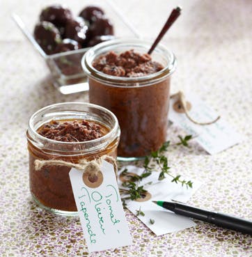 https://imgix.familiejournal.dk/media/websites/familiejournalen-dot-dk/website/2013/marts/uge-11/mad/11-tomat-oliventapenade-362.jpg